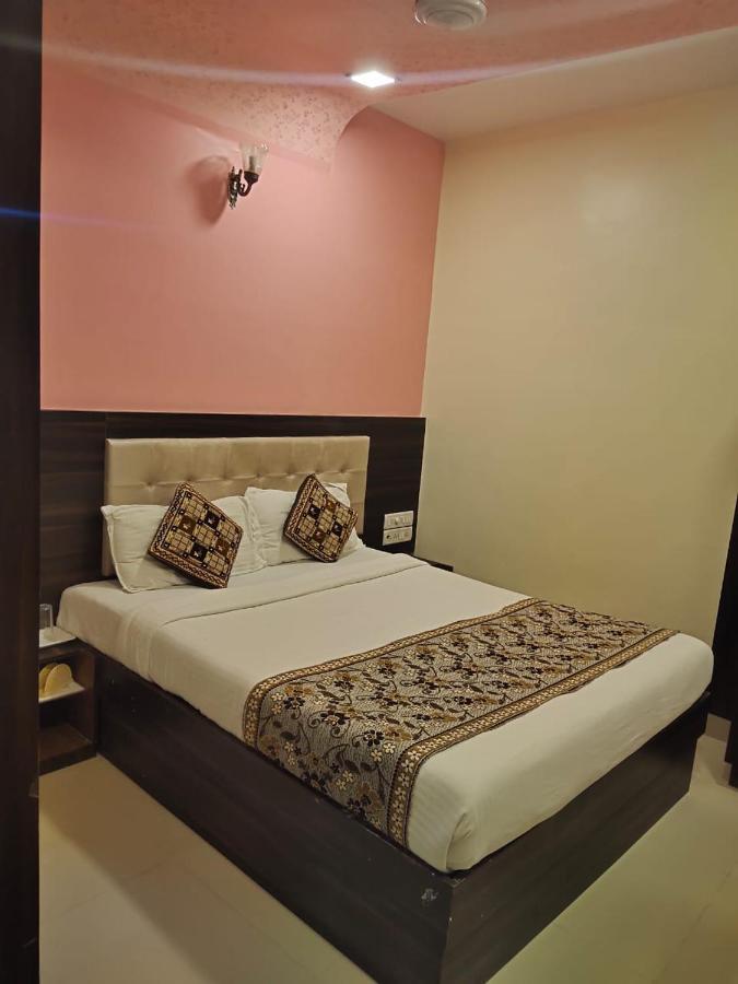 Hotel Golden Galaxy Mumbai Exterior photo